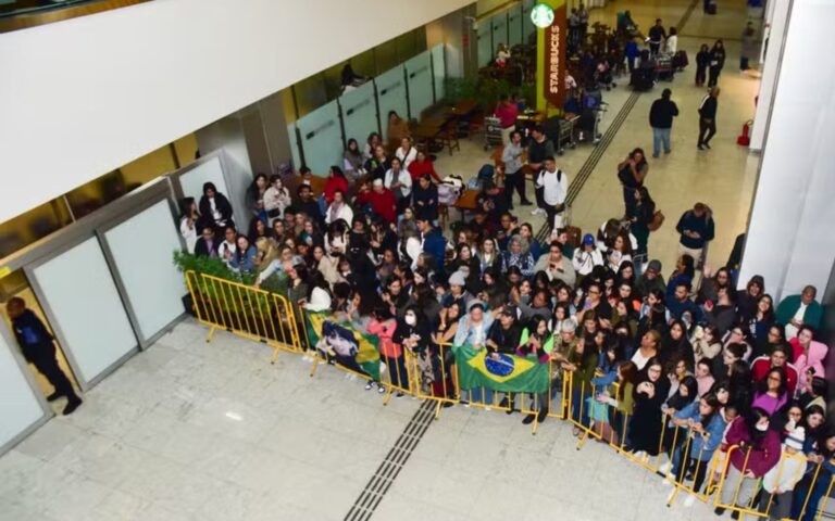 Cha Eun-woo Chega ao Brasil para Show em SP e Causa Tumulto no Aeroporto 3 Cha Eun woo Chega ao Brasil para Show em SP 2
