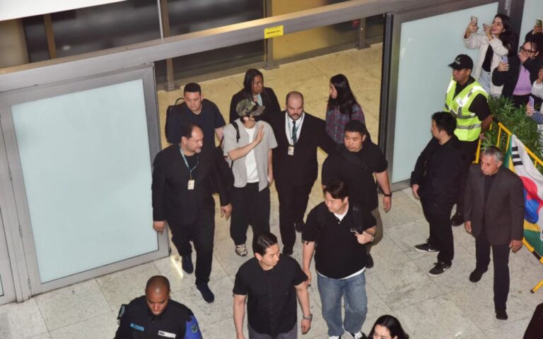 Cha Eun-woo Chega ao Brasil para Show em SP e Causa Tumulto no Aeroporto 2 Cha Eun-woo Chega ao Brasil para Show em SP