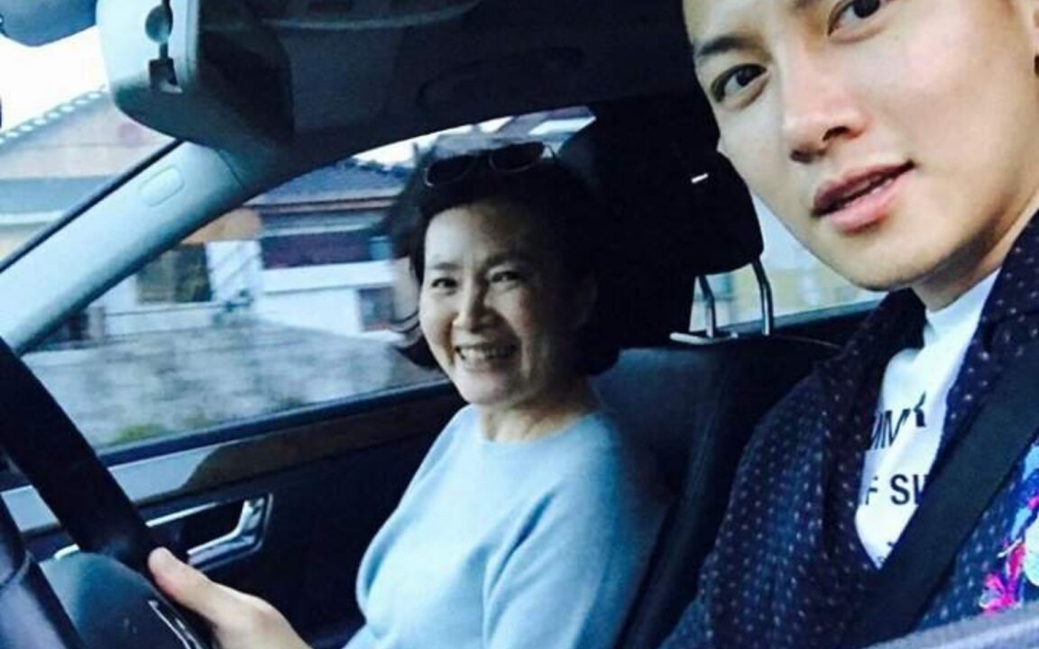 Ji Chang Wook Reflete Sobre Desafios da Infância e Dedica Sucesso à Mãe 3 Ji Chang Wook e sua mae