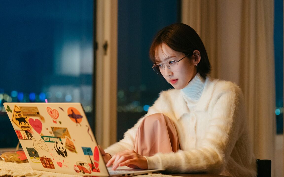 Han Ji Hyun se reinventa em "No Gain, No Love" 2 Han Ji Hyun e uma escritora em No Gain No Love