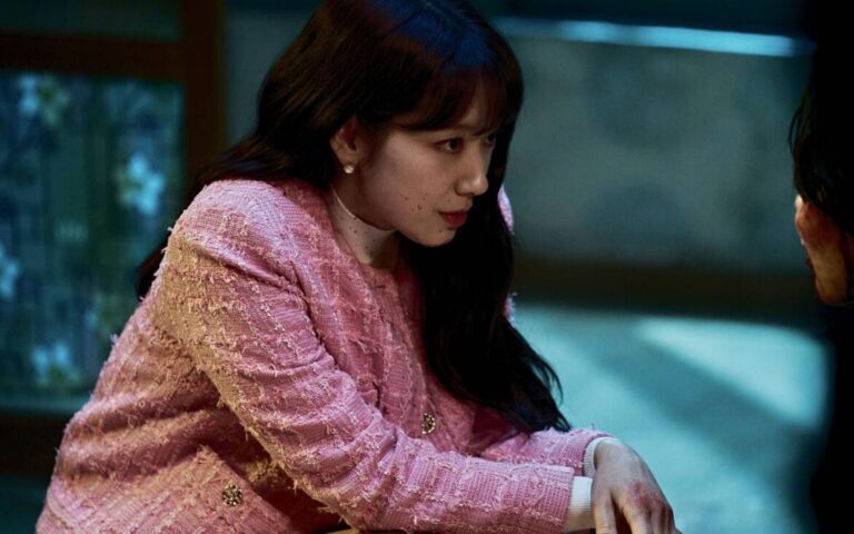 Park Shin Hye Revela um Lado Sombrio em Novas Imagens de "The Judge from Hell" 2 Park Shin Hye Revela um Lado Sombrio em Novas Imagens de The Judge from Hell 1