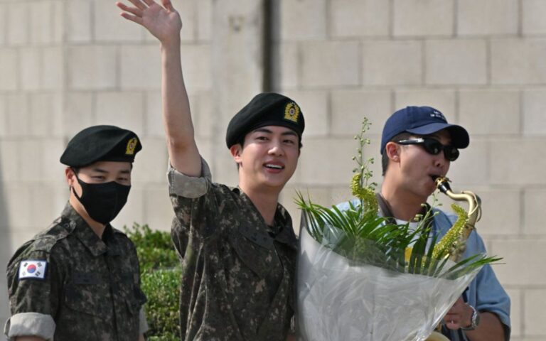 Jin, do BTS, confirmado em novo reality show da Netflix 2 Jin do BTS se despede do servico militar