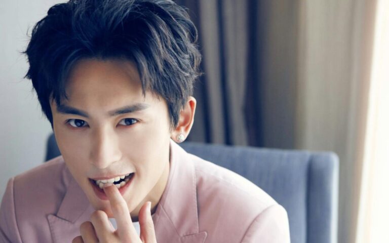 Os 15 atores chineses mais lindos e talentosos 15 Atores chineses mais lindos Zhang Zhehan