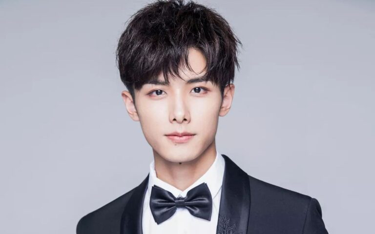 Os 15 atores chineses mais lindos e talentosos 13 Atores chineses mais lindos Zhao Yiqin