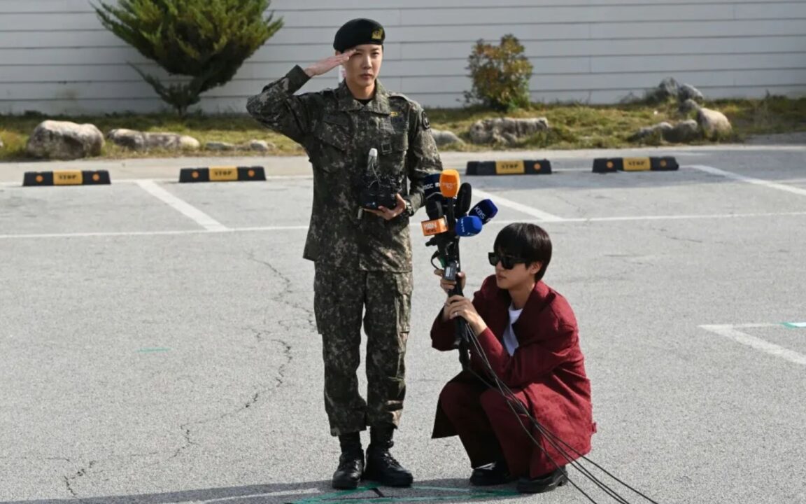 Membro do BTS, J-Hope, completa serviço militar 4 J Hope agradece aos fas