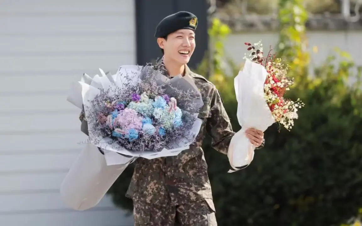 J Hope do grupo de K pop BTS termina servico militar na Coreia do Sul