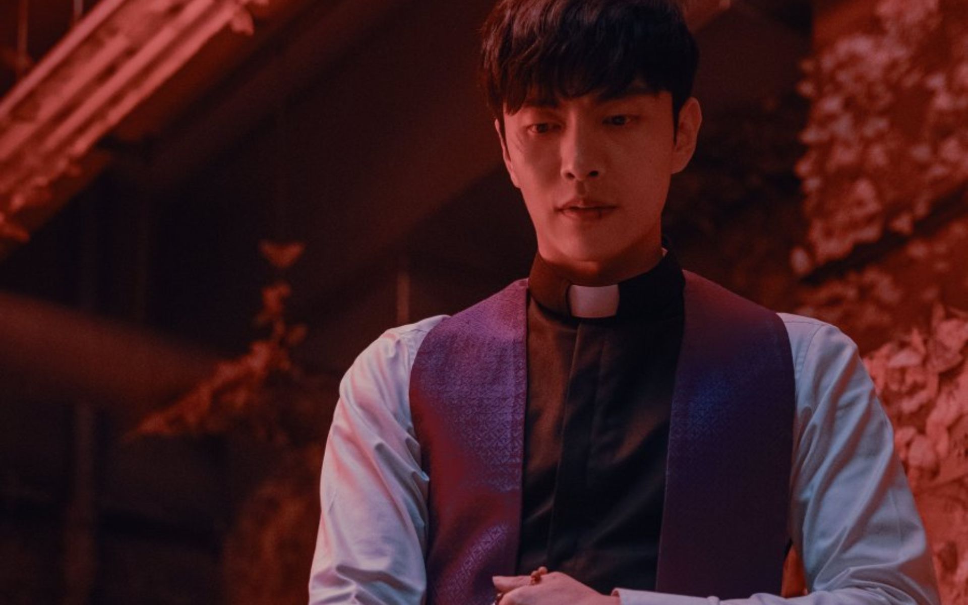 Three Days, novo filme de terror sobrenatural coreano, anuncia data de estreia 2 Lee Min Ki em seu papel como o padre Hae Shin