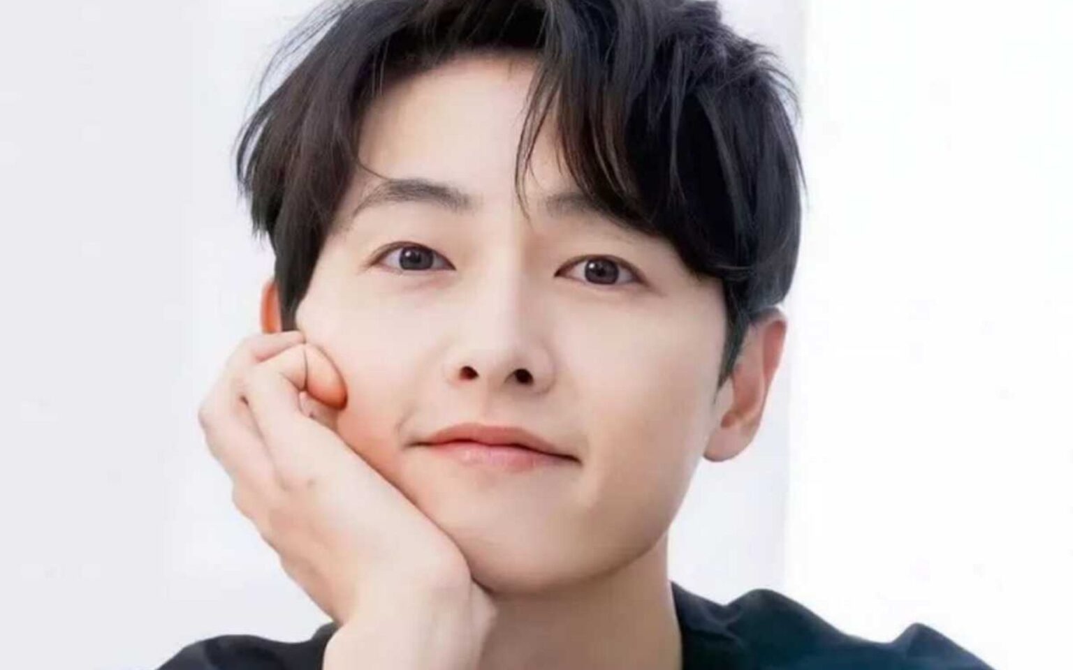 Song Joong Ki comemora a chegada de sua filha Song Joong Ki comemora a chegada de sua filha