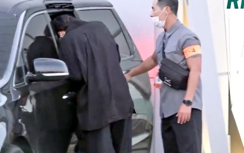 Brasileira é presa na Coreia após perseguição a Jungkook chocar fãs do BTS 3 seguranca fazendo escolta do bts