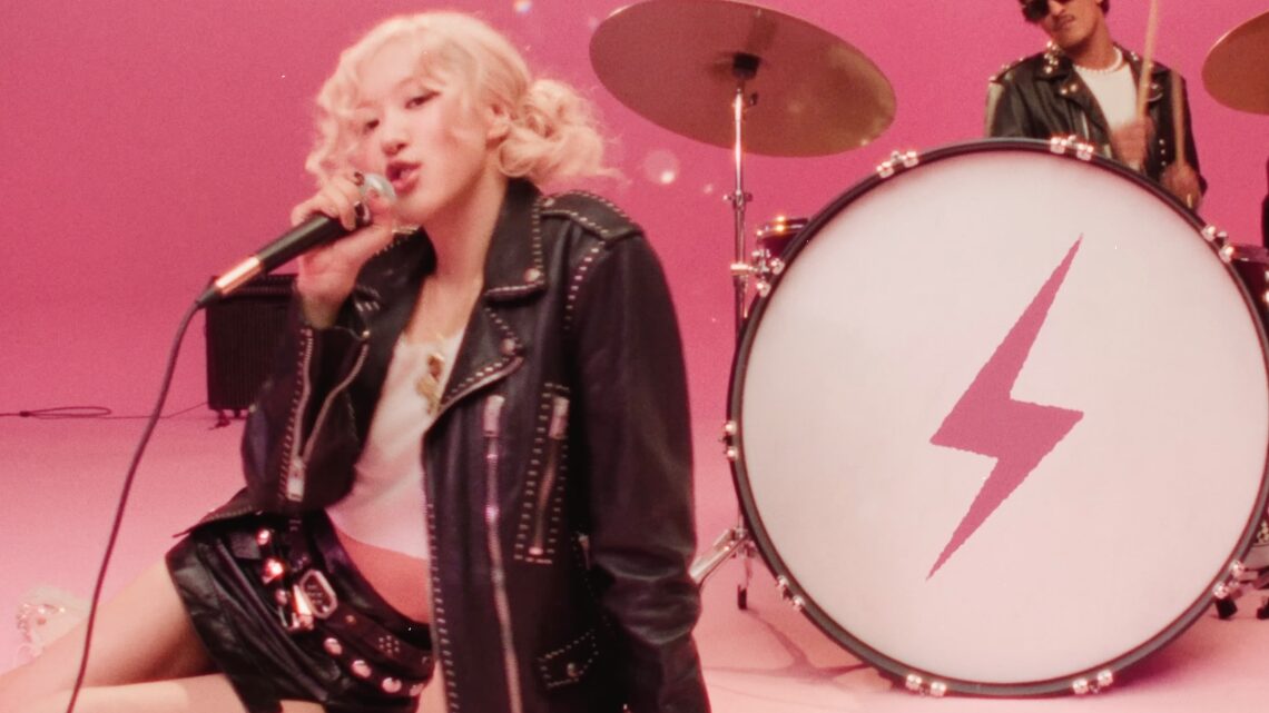 Rosé's "APT." Becomes Fastest MV Led By Female Artist To Hit 2.4 Billion Views