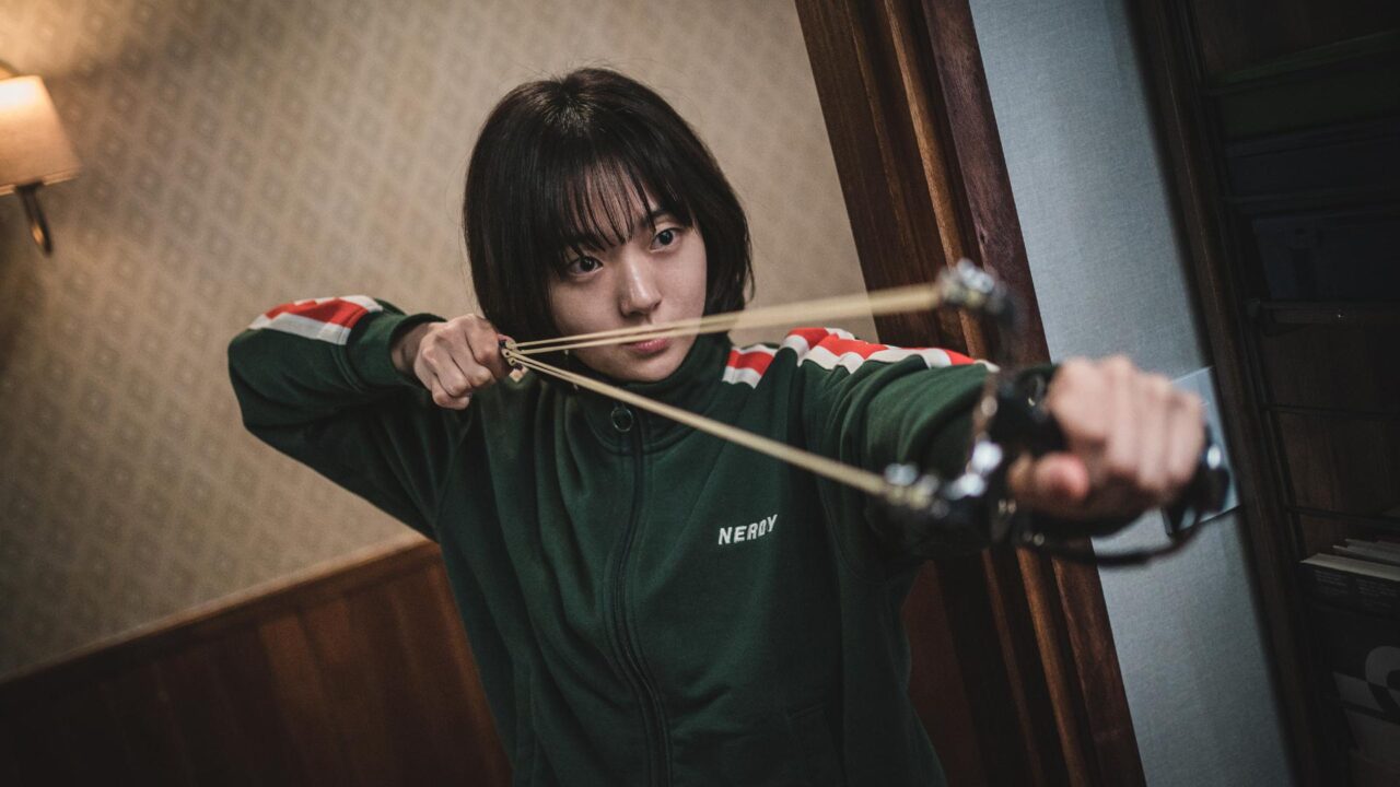 Jeong Ji-an em cena de ação em Uma Loja para Assassinos