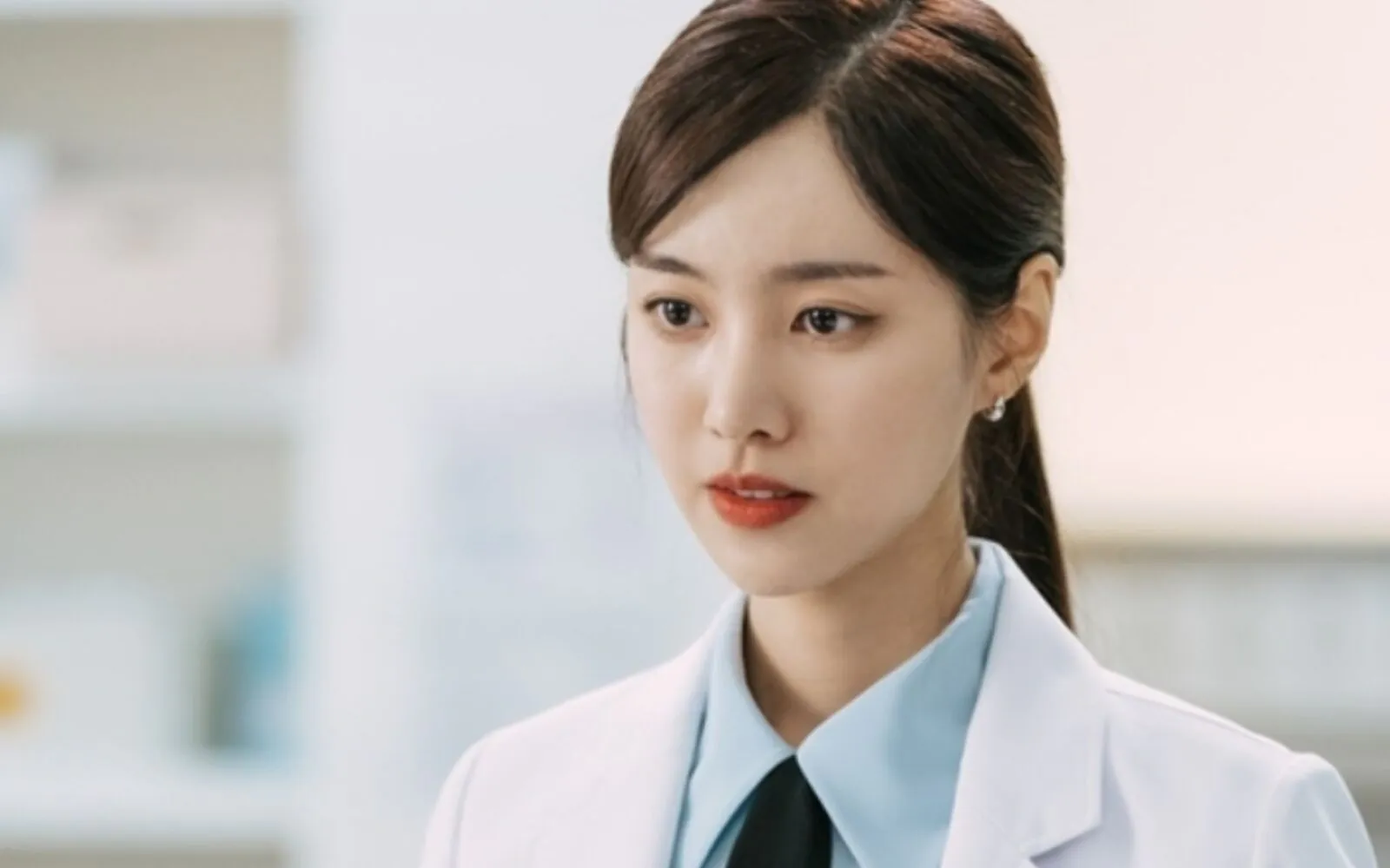 Jin Se Yeon como Neuropsiquiatra em Bad-Memory Eraser