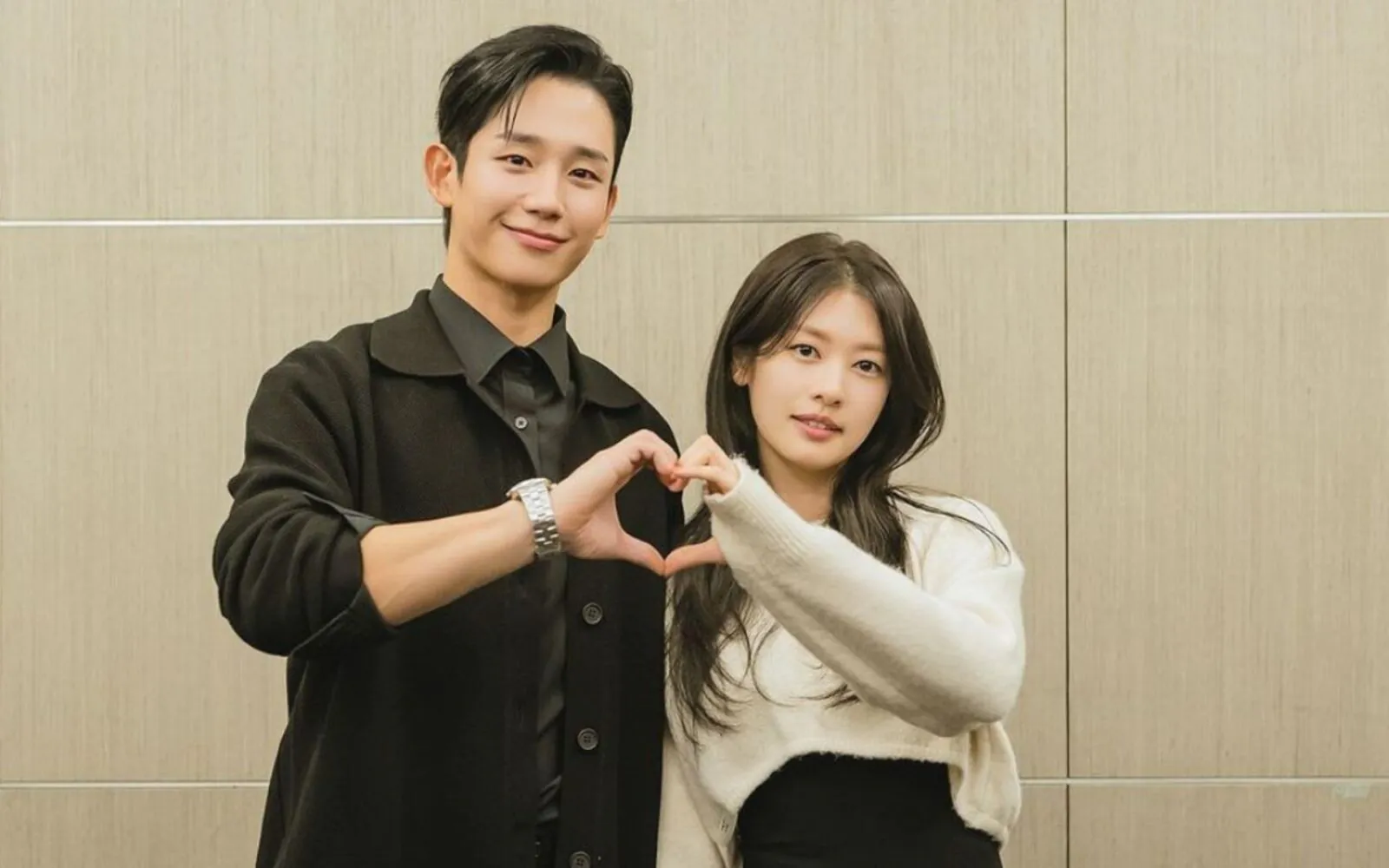 Jung Hae In e Jung So Min Compartilham Experiências de "Love Next Door"