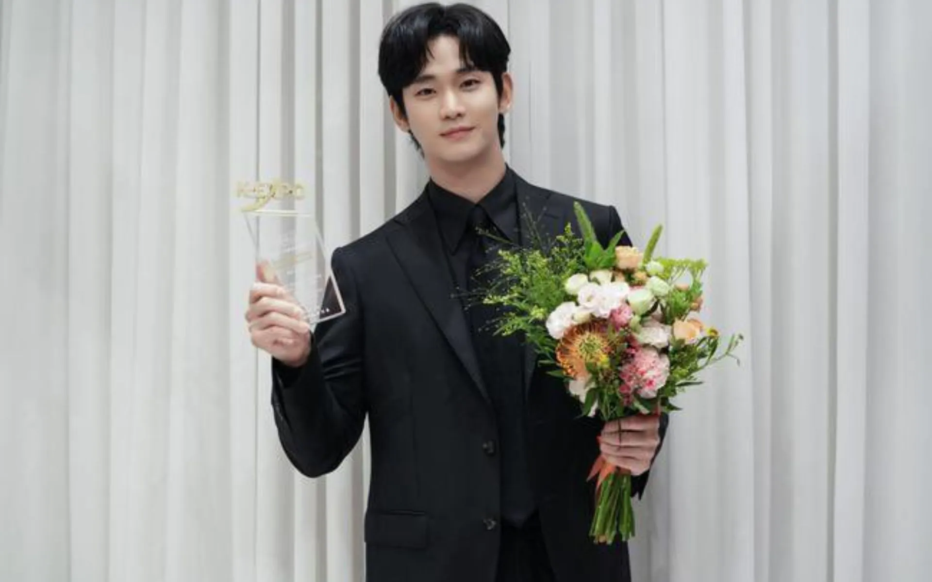 Kim Soo Hyun ganha premio na 6a Newsis Hallyu