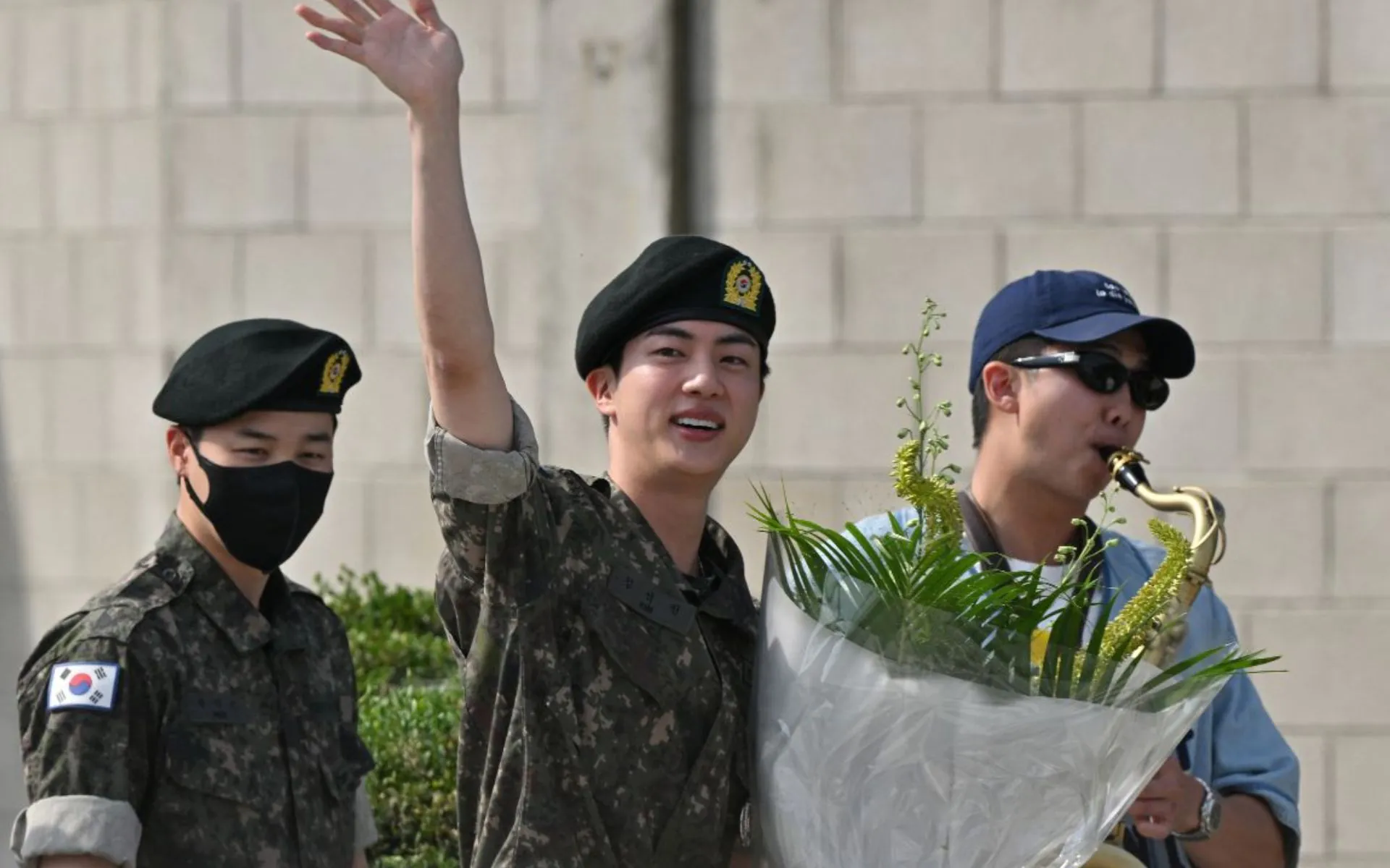 Jin do BTS se despede do servico militar