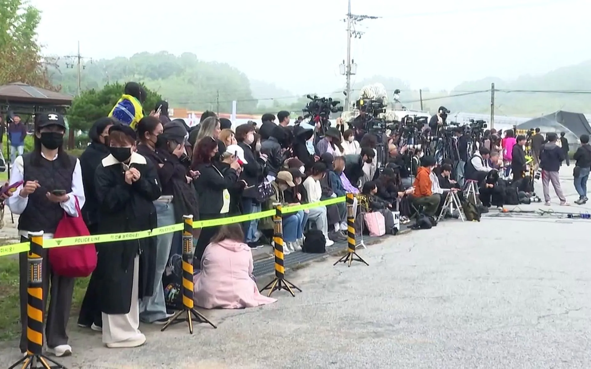 Fas e jornalistas se reunem para ver o retorno de J Hope